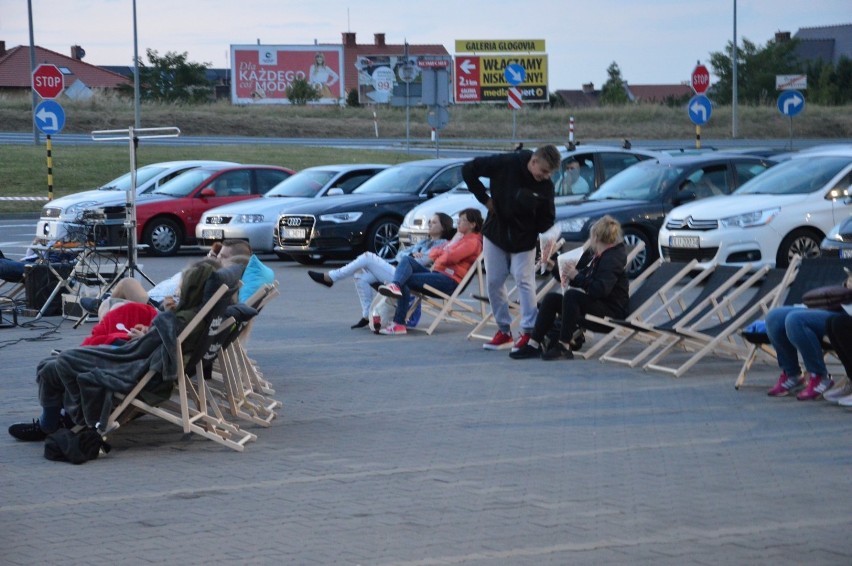 Letnie kino samochodowe na parkingu przy Carrefourze