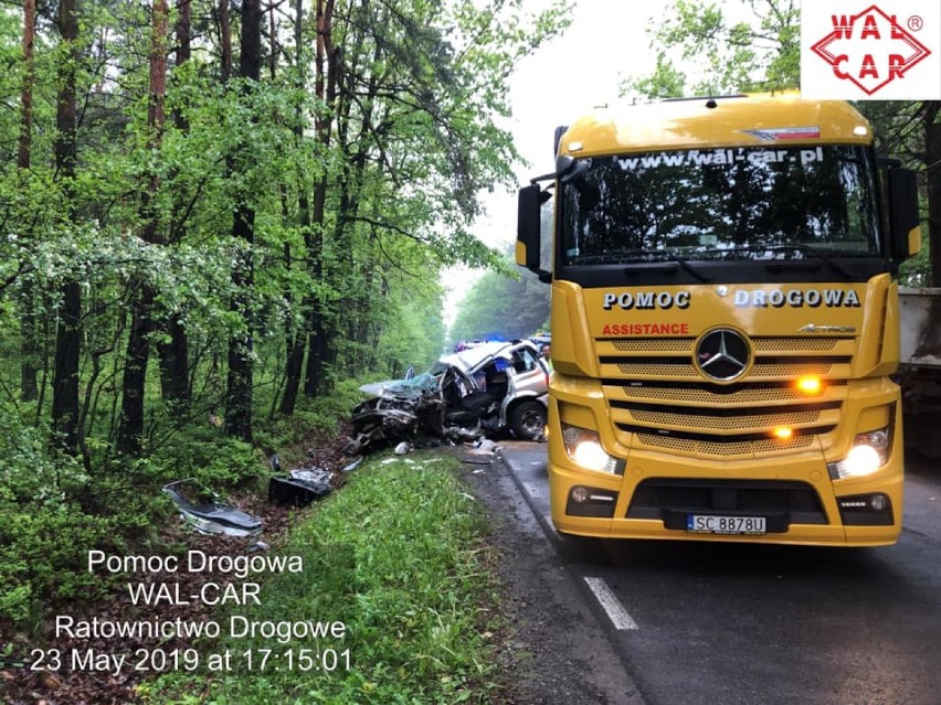 Tragiczny wypadek w Srocku pod Częstochową [ZDJĘCIA] Kierowca suzuki czołowo zderzył się ze "śmieciarką". 38-latek zginął na miejscu
