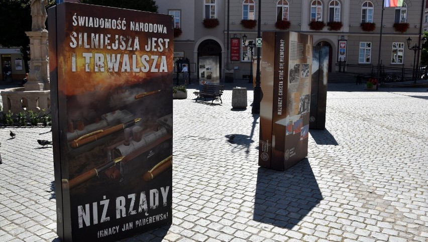 Na dzierżoniowskim rynku pojawiła się wystawa z okazji Święta Wojska Polskiego
