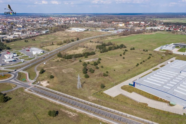 Tak to miejsce w Nowej Soli wygląda z góry. Pod koniec 2020 roku przy rondzie miała już działać duża fabryka. Tak się jednak nie stało.