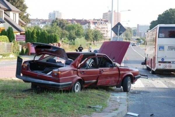 Zderzenie volkswagena z autobusem w Świdniku. Nie żyje jedna osoba