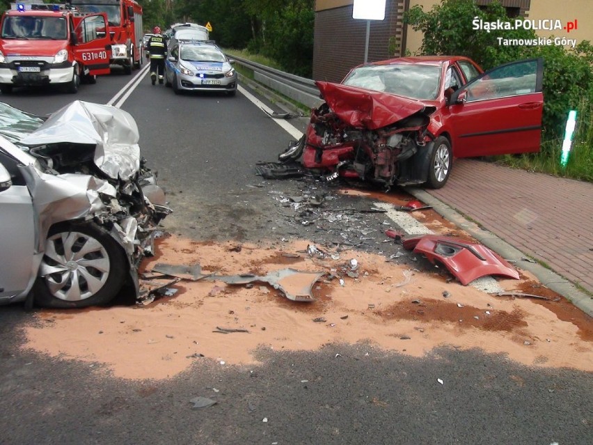 Wypadek w Pustej Kuźnicy. Zderzyły się czołowo dwie toyoty, kierowcy w szpitalu