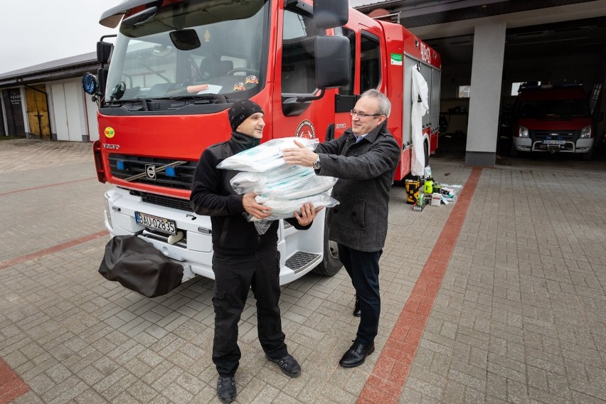 Koronawirus Augustów. Władze miasta zakupiły i przekazały strażakom z OSP Lipowiec nowoczesny sprzęt [Zdjęcia]