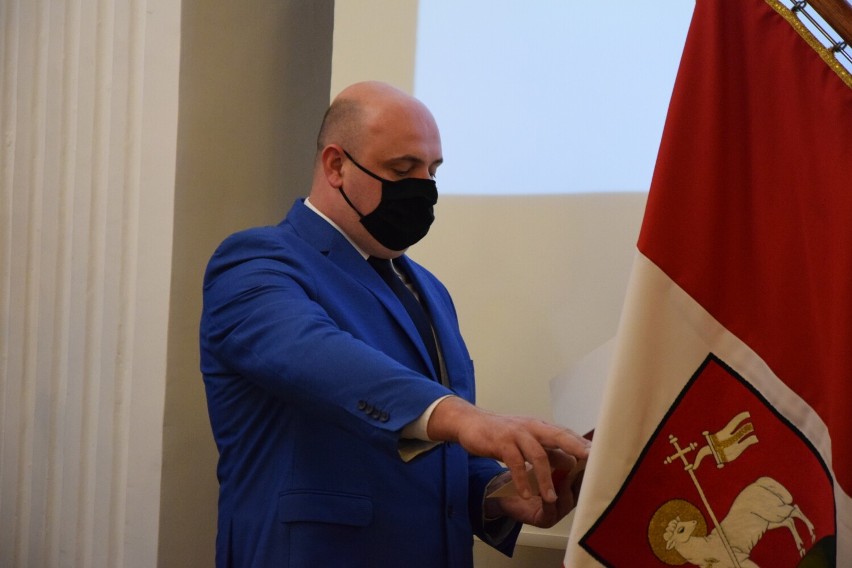 Wieluń. Nowy radny powiatowy Damian Pęcherz złożył ślubowanie. Został też wiceprzewodniczącym rady FOTO, VIDEO