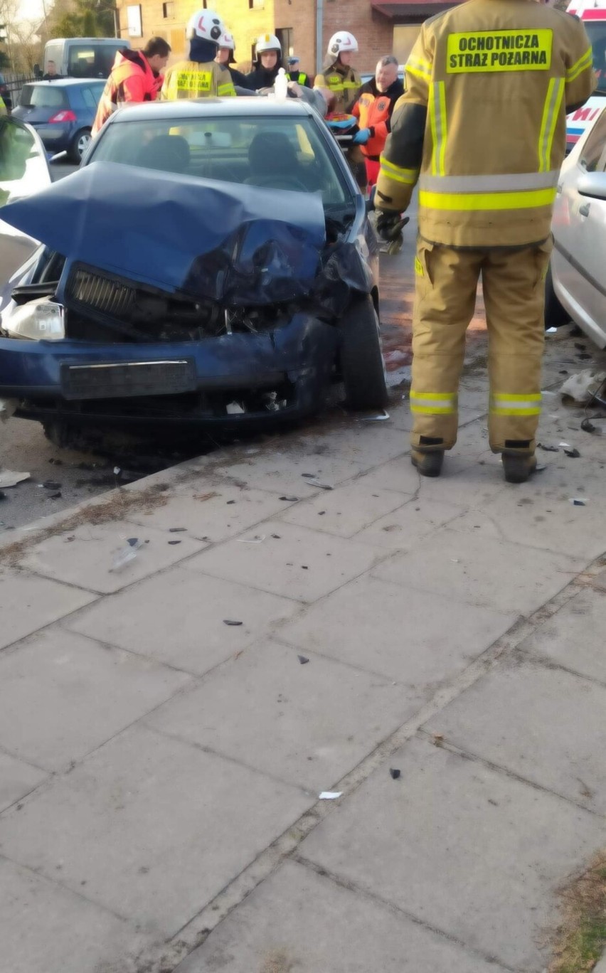 Zderzenie dwóch samochodów w Będkowie. Kierowcy trafili do szpitali [ZDJĘCIA]
