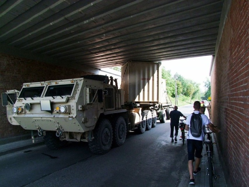 Amerykańscy żołnierze utknęli pod wiaduktem na ul. Żelaznej