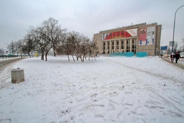 Wstępnie oszacowano, że koszt budowy parkingu wyniesie ok. 15 mln zł. Inwestycja przy Muzeum Narodowym ma też przeciwników. - Kto tam zawita, skoro tuż obok, na al. 3 Maja, można zaparkować za darmo. Lepiej wydać pieniądze na parkingi typu Park&Ride - przekonuje Adam Łaczek, miłośnik krakowskiej komunikacji. Wylicza, że wybudowanie jednego miejsca postojowego w podziemnym parkingu będzie kosztowało ok. 100 tys. zł, a na parkingach P&R cena miejsca może wynieść mniej niż 7 tys. zł.