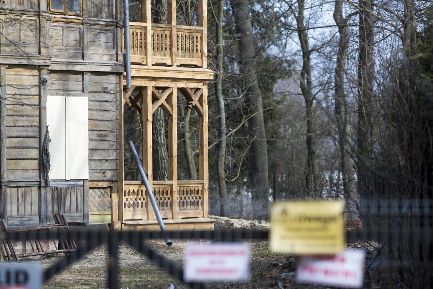 Trwa remont białołęckiego świdermajera. ''Najcenniejszy drewniak w Warszawie'' odzyskuje blask sprzed 100 lat