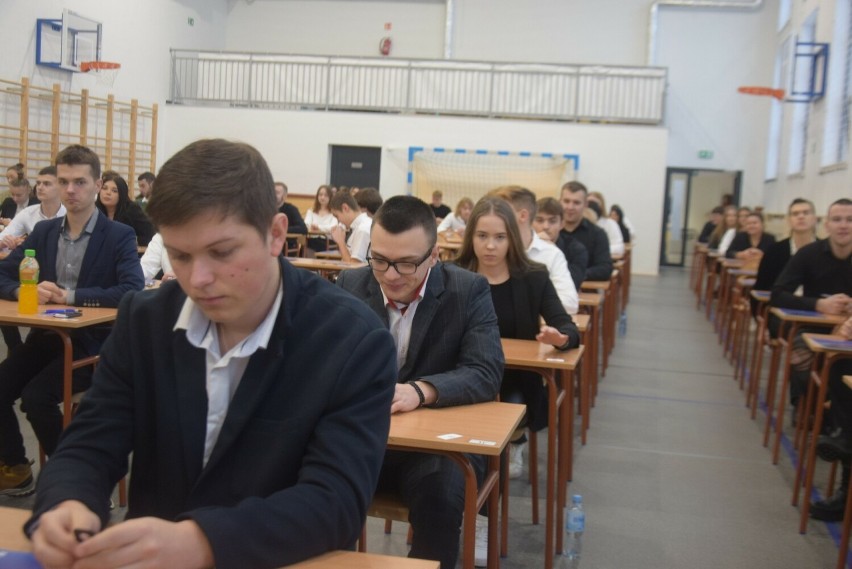 Matura próbna 2024. Uczniowie szkół ZDZ w Radomiu mieli podejście do egzaminu z matematyki