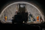 Obok Węgierskiej Górki powstaje najdłuższy tunel drogowy w woj. śląskim! Drogowcy zaraz się przebiją - oto zdjęcia z budowy S1