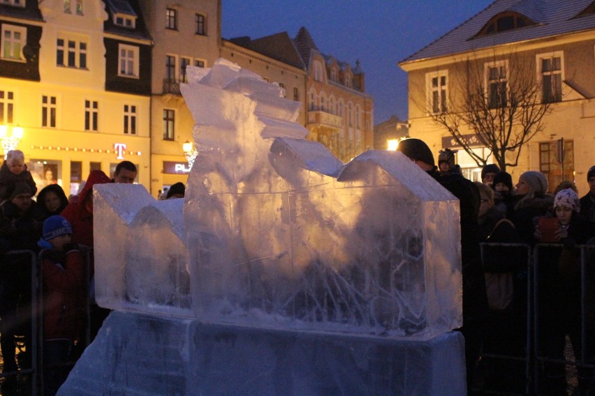 Rzeźbienie w lodzie na gnieźnieńskim rynku