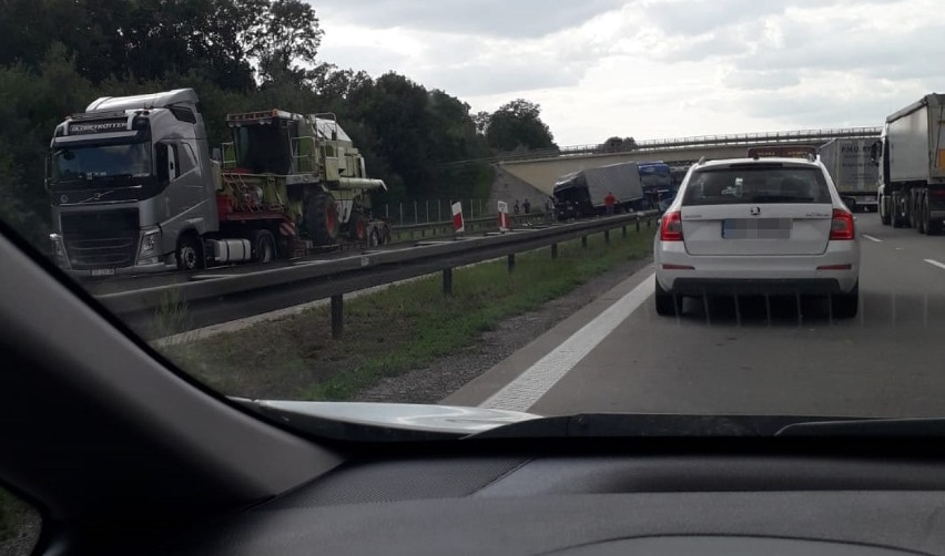 Wypadek na autostradzie A4. Zderzyły się trzy ciężarówki [ZDJĘCIA]