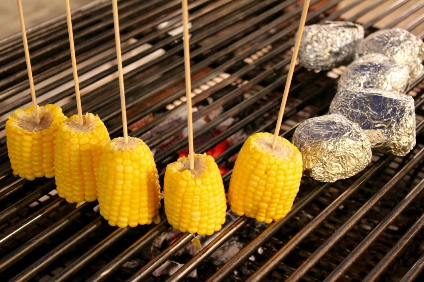 Kukurydzę grillowaną w kolbach można nadziać na patyczki do...