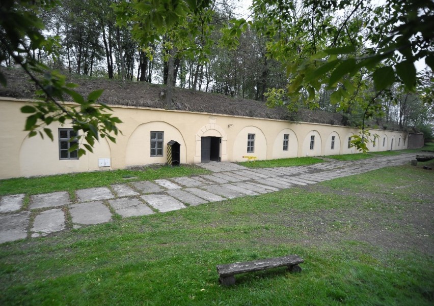 Budowano go w latach 1882 - 1886 jako jednowałowy fort...