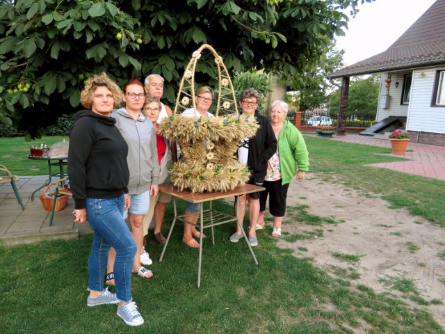 Nagrodzony wieniec. Prezentujemy też kilka zdjęć przedstawiających prace nad wieńcem