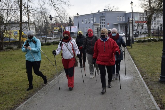 Panie zrzeszone w Skierniewickim Stowarzyszeniu Amazonka uprawiały Nordic Walking w parku