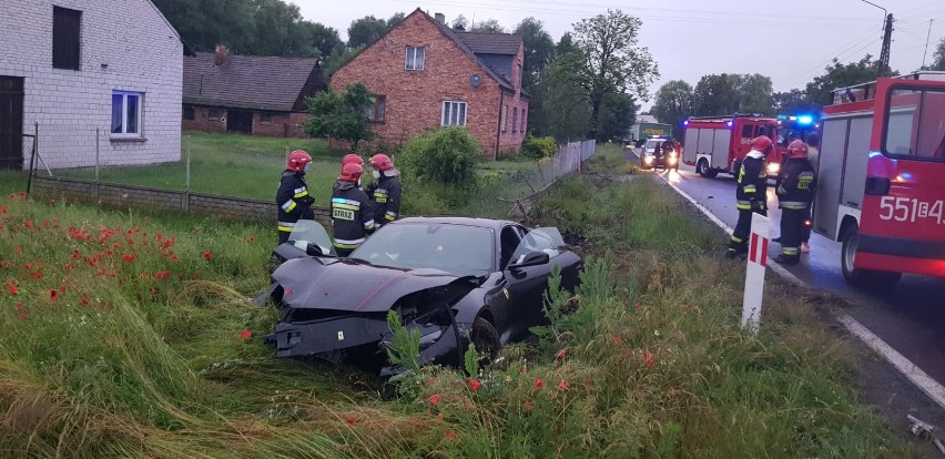 Wypadek w Gaszynie. Kierujący ferrari chciał uniknąć potrącenia psa i stracił panowanie nad pojazdem FOTO