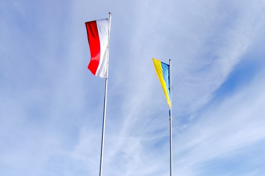 Flaga Ukrainy także przed Urzędem Gminy Szczecinek [zdjęcia]