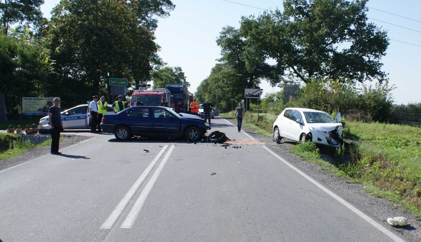 Groźny wypadek w Trębaczewie. Kierowcy poważnie ranni [ZDJĘCIA]