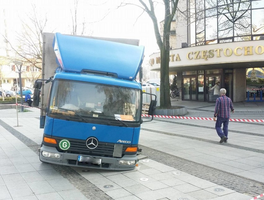 Częstochowa: Kierowca zniszczył fontannę przed urzędem miasta. Instalacja zapadła się!