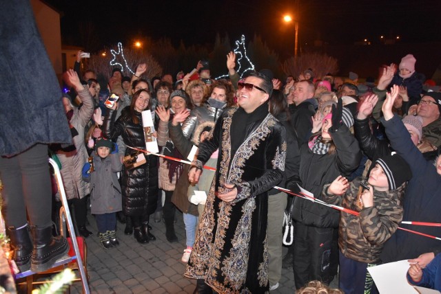 Poświąteczna środa 28 grudnia w Gorlickiem to był czas muzycznego spotkania z Konradem Cieślikiem, który najpierw wystąpił w cerkwi w Owczarach, a później pojechał do Gorlic na ulicę Stróżowską, gdzie od kilku dni działa wielka świąteczna iluminacja