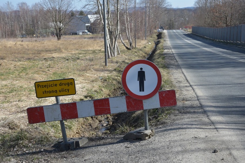 Przy północnej obwodnicy Gorlic powstaje chodnik. Na ulicy Wincentego Pola trwają roboty drogowe. Uważajcie na ograniczenia