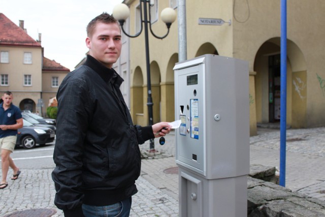 Paweł Góra parkuje codziennie na Rynku w Wodzisławiu Śl. i chwali parkomaty.