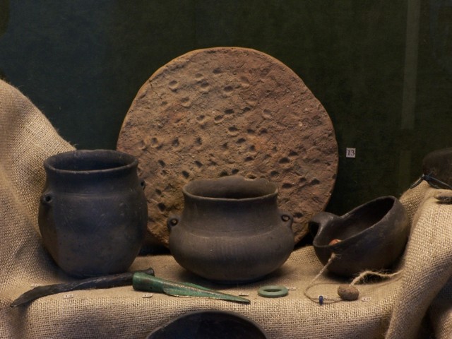 Eksponaty pochodzące z czasów kultury łużyckiej (wczesna epoka żelaza) prezentowne na ekspozycji muzealnej w Zamku Sułkowskich w Bielsku-Białej