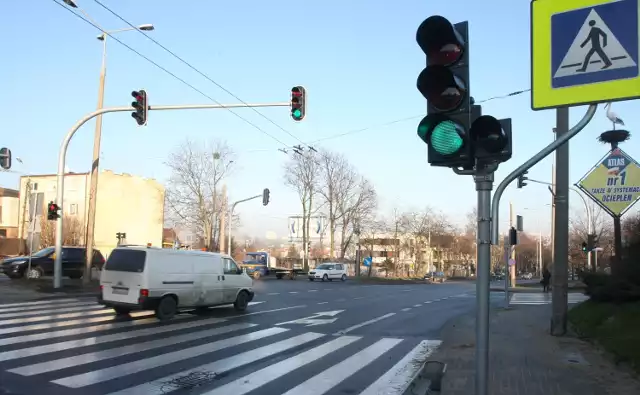 Światła na skrzyżowaniu ulic Wielkopolskiej i Łowickiej w Gdyni