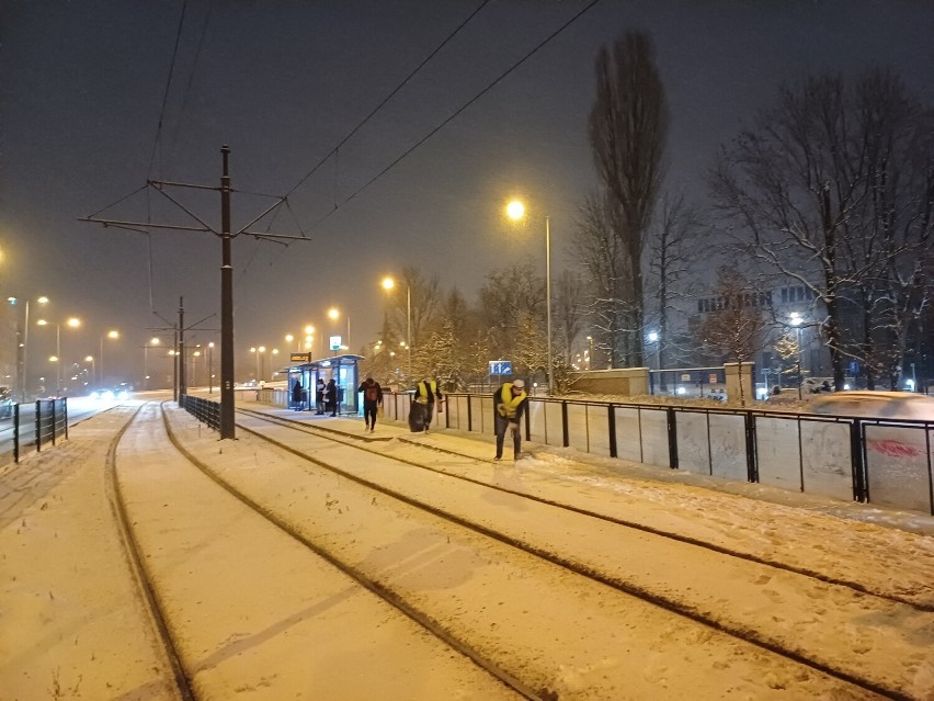 W Krakowie spadł śnieg. Warunki są trudne. Nadchodzą...