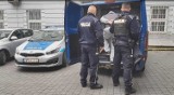 Zamierzał samolotem dostarczyć do Anglii przesyłkę, w której ukrył ponad 2 kilogramy środków odurzających. Policjanci zatrzymali 45-latka