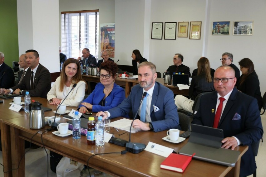 Historyczna sesja rady w Sierakowicach