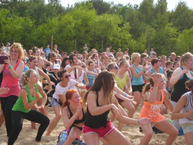  Z Zumba Fitness po Zdrowie – VI Gdański Maraton na Plaży
18 sierpnia, w godz.12.00-15.00 Gdańsk Brzeźno – Plaża Wejście 52
Setki miłośników zdrowego trybu życia, tańca i aktywności zbiorą się na plaży w Gdańsku Brzeźnie po raz 6, by bawić się w gorących letnich rytmach. Swoją obecnością zaszczycą nas trenerzy Zumba Fitness z Gdańska oraz całej Polski m.in.: Ania Cegłowska, Paulina Górska czy Paweł Paczyński. Po maratonie zorganizowane zostanie after party.