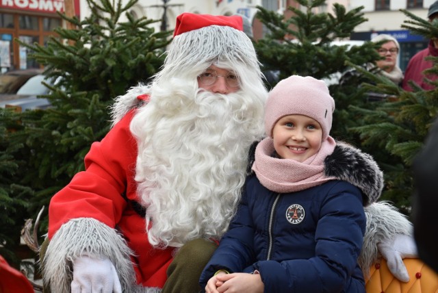 Święty Mikołaj zamieszkał przez jeden dzień (niedziela 2 grudnia) na oświęcimskim Rynku. Towarzyszą mu prawdziwe renifery i pomocnicy. Przez cały dzień wręcza grzecznym dzieciom przyniesione przez rodziców paczki oraz robi sobie z każdym zdjęcia.