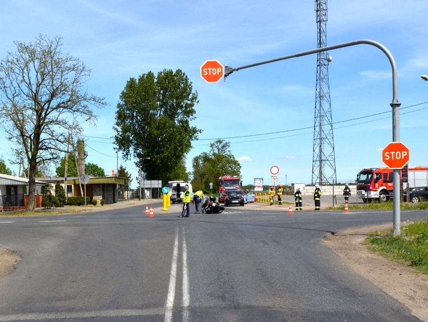 Zderzenie dacii z motocyklem w Samszycach w gminie Osięciny