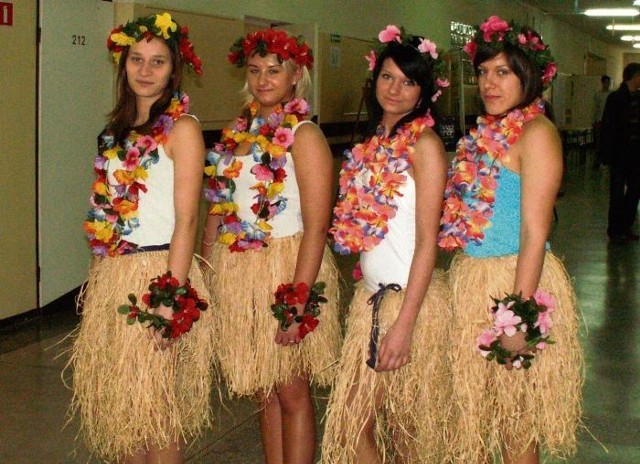 Uczennice z ZSP w Śremie nowy kierunek, technik turystyki, promowały w stroju... hawajskim