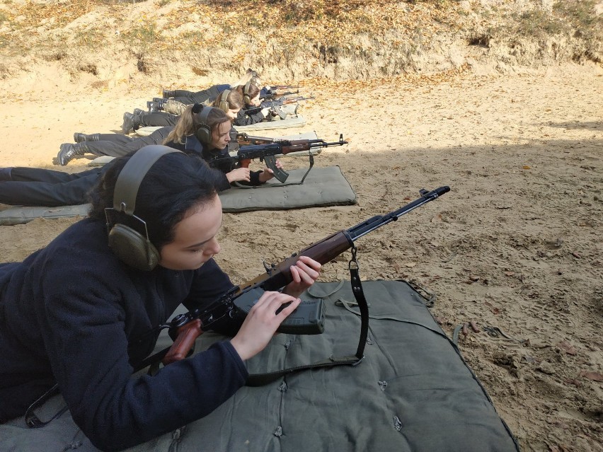Uczniowie klas mundurowych ćwiczyli na strzelnicy pod okiem bełchatowskich strzelców [ZDJĘCIA]