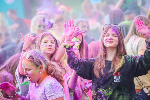 Kolory, prezenty i muzyka na żywo - tak bawili się sosnowiczanie podczas Eksplozji Kolorów! Zobacz kolejne zdjęcia. Przesuwaj zdjęcia w prawo - naciśnij strzałkę lub przycisk NASTĘPNE