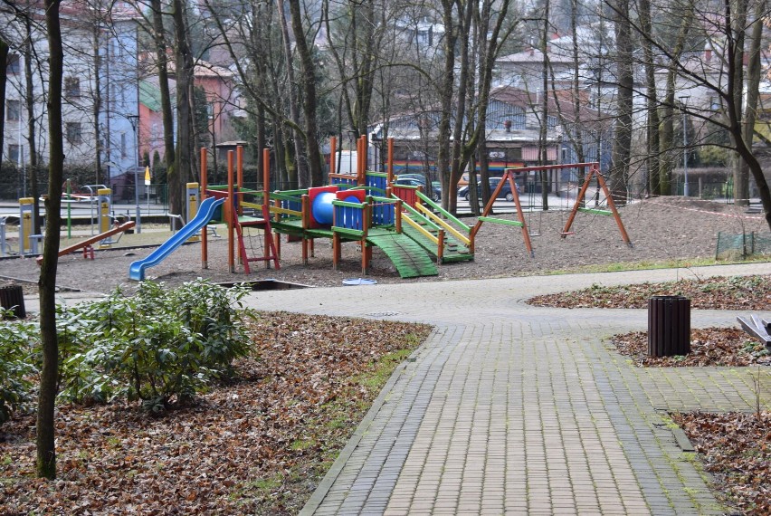 Będzie nowy, większy plac zabaw w Parku Miejskim w Krośnie. Obecny nie spełnia wymogów bezpieczeństwa [ZDJĘCIA]