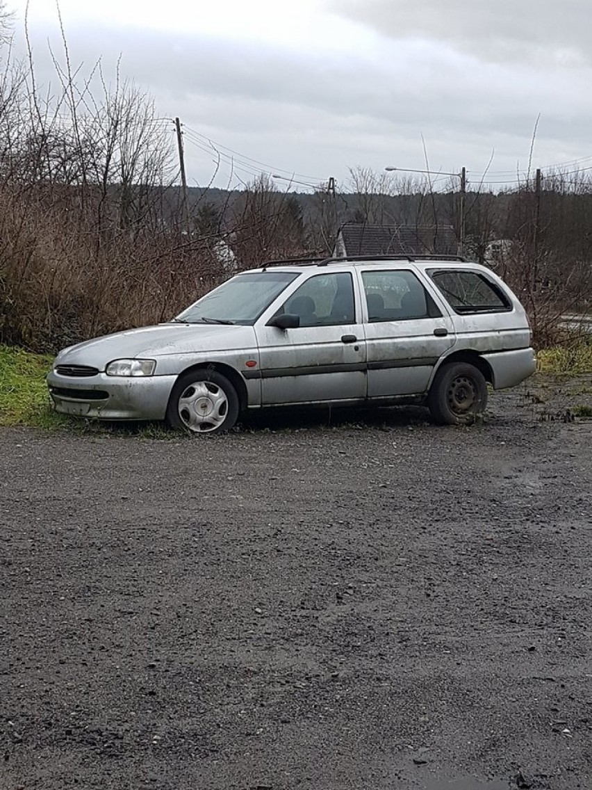 Ten ford znajduje się na parkingu vis a vis wjazdu na...