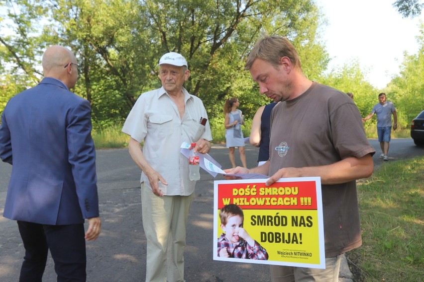 Protest mieszkańców Milowic przed bramą MPGO, w poniedziałek...