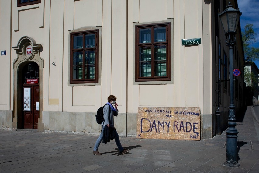 Kraków. Graffiti w czasie pandemii: Zostań w domu. Jeszcze wrócą piękne dni! [ZDJĘCIA]
