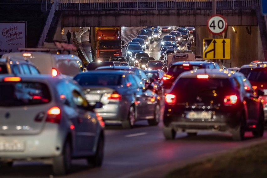 Kraków. Ogromne korki w całym mieście. Krakowianie wyjeżdżają na długi weekend [ZDJĘCIA]