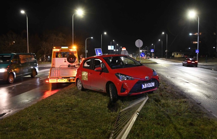 Auto nauki jazdy staranowało siatki między jezdniami przy Warszawskiej w Kielcach! Co się stało? (ZDJĘCIA) 