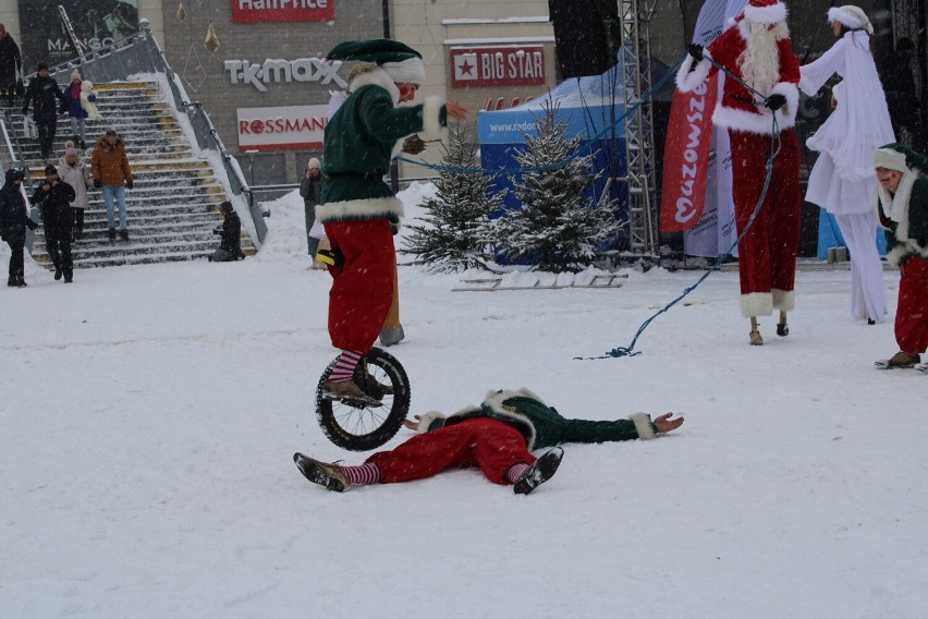 Kuglarze, szczudlarze oraz akrobaci opanowali plac Jagielloński w Radomiu podczas Jarmarku Świątecznego. Zobacz zdjęcia