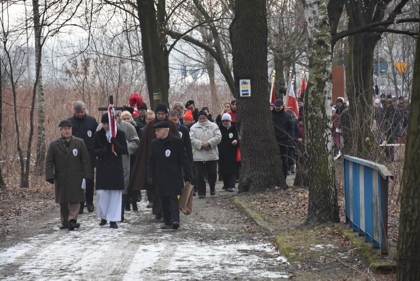 74 rocznica Marszu Śmierci w Rybniku. Rybniczanie maszerują przez las do Wielopola
