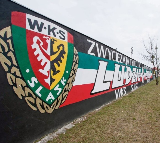 Ściana z herbem Śląska znajduje się obok pechowego sklepu