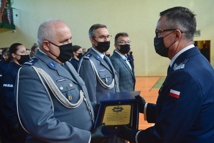 Nowi policjanci w szeregach policji w Łódzkiem. Podczas uroczystości wręczono też odznaczenia i szable dla emerytów [ZDJĘCIA]