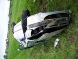 Wypadek na A2. Peugeot uderzył w barierki i dachował [ZDJĘCIA]