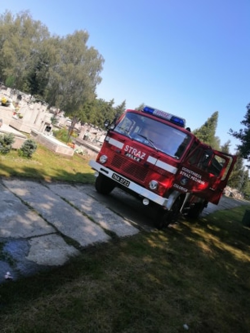 Tarnów. Pożar na cmentarzu komunalnym w Mościcach. Palił się budynek z kryptami [ZDJĘCIA]